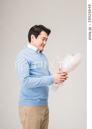 プロポーズ 花束 中年 39026649