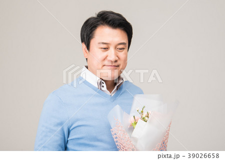 プロポーズ 花束 男 39026658