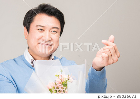 プロポーズ 花束 恥ずかしがり屋 39026673