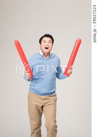 応援 中年 笑顔 39027223