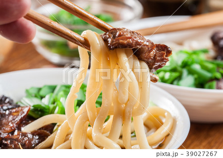 Japanese Udon noodles with beef 39027267