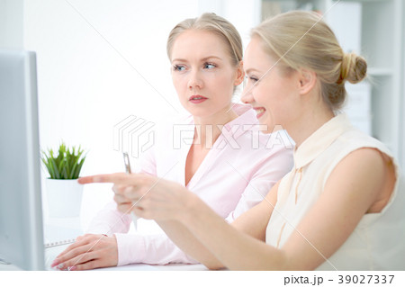 Two business ladies or colleagues discussing 39027337