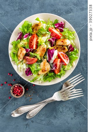 Fresh vegetable salad with grilled chicken breast 39027338