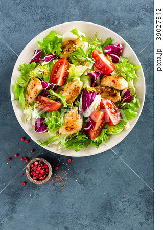 Fresh vegetable salad with grilled chicken breast 39027342