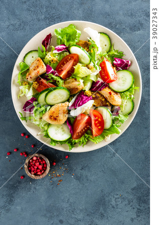 Fresh vegetable salad with grilled chicken breast 39027343