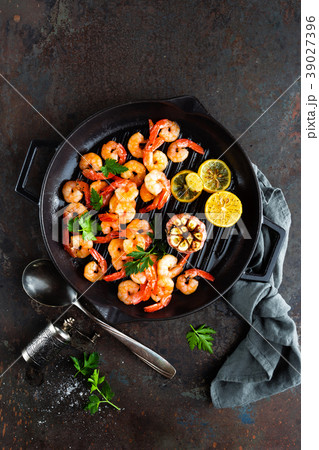 Prawns, shrimps roasted on grill frying pan Prawns, shrimps roasted on grill frying pan 39027396