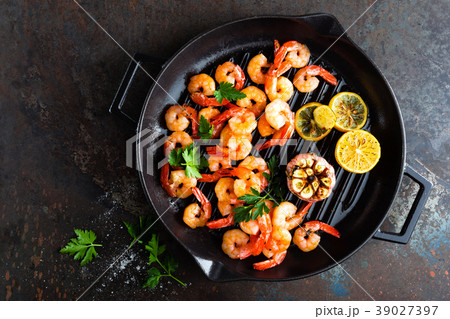 Prawns, shrimps roasted on grill frying pan 39027397