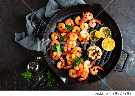 Prawns, shrimps roasted on grill frying pan 39027398