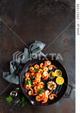Prawns, shrimps roasted on grill frying pan 39027399