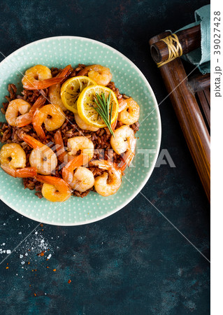 Prawns roasted on grill and boiled brown rice Prawns roasted on grill and boiled brown rice 39027428