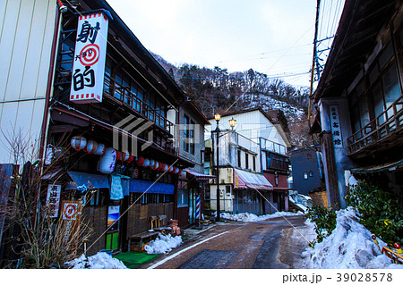 東山温泉の夜明け 東北冬景色 【福島県会津若松市】 東山温泉の夜明け 東北冬景色 【福島県会津若松市】 39028578