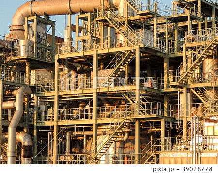 夕暮れ時の下水処理工場 39028778