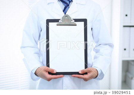 Unknown male doctor standing straight while Unknown male doctor standing straight while 39029451