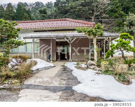 山陰ジオパークの海岸沿いに走るJRの秘境駅　居組駅 39029555