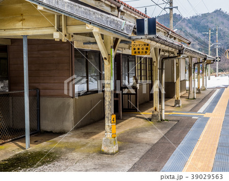 山陰ジオパークの海岸沿いに走るJRの秘境駅 居組駅 山陰ジオパークの海岸沿いに走るJRの秘境駅 居組駅 39029563