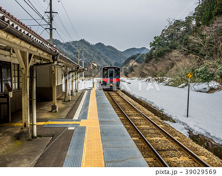 山陰ジオパークの海岸沿いに走るJRの秘境駅 居組駅 山陰ジオパークの海岸沿いに走るJRの秘境駅 居組駅 39029569
