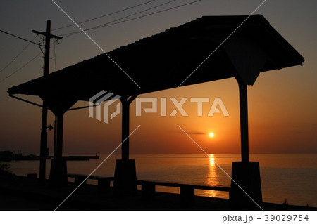 下灘駅越しの伊予灘に沈む夕日 下灘駅越しの伊予灘に沈む夕日 39029754