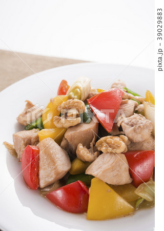 鶏肉とパプリカのくるみ炒め 39029883