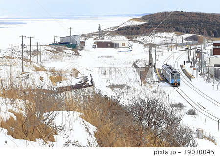 冬の釧網本線と流氷 39030045