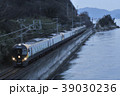 夕暮れの海岸沿いを走るJR四国の特急列車「いしづち」 39030236