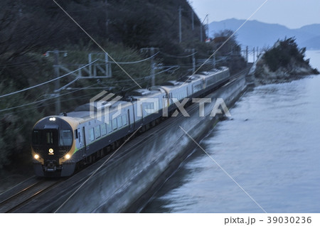 夕暮れの海岸沿いを走るJR四国の特急列車「いしづち」 39030236