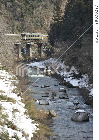 川沿いを走行する木次線 39030237