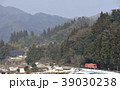 雪の残る里を走る木次線 39030238