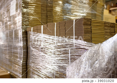 大量の梱包用段ボールの写真素材