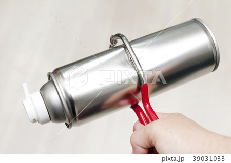 スプレー缶に穴を開ける 39031033