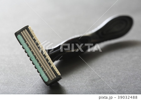 ヒゲ剃り ヒゲ剃り 39032488