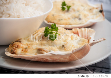 scallops shell and rice in a plate 39033020