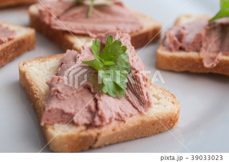little toasts with pork and parsley 39033023