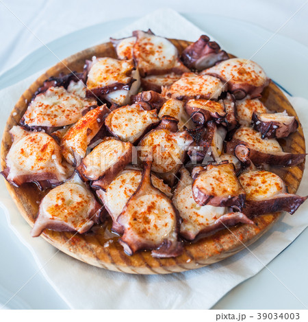 Galician style octopus, pulpo a la gallega Galician style octopus, pulpo a la gallega 39034003