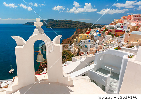 Picturesque view of Oia, Santorini, Greece Picturesque view of Oia, Santorini, Greece 39034146