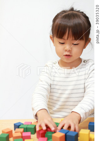 積み木で遊ぶ幼児(3歳児) 39035320
