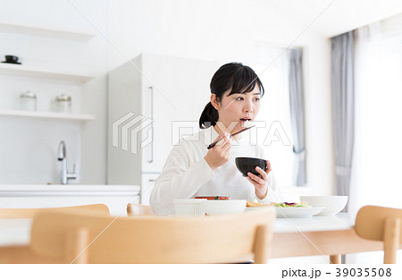 女性 食事 39035508