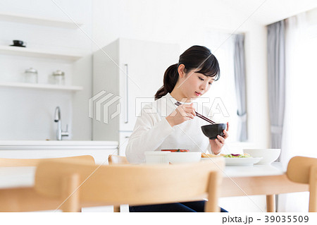 女性 食事 39035509