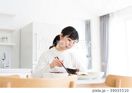 女性 食事 39035510
