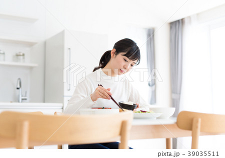 女性 食事 39035511