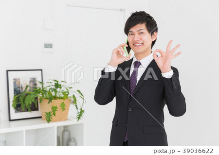 電話をする男性　ビジネス 39036622