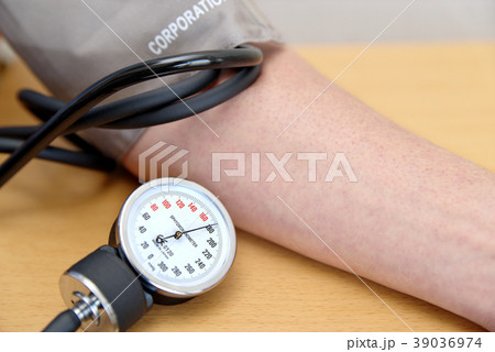 血圧測定 アナログ式　男性の腕　血圧170超 39036974
