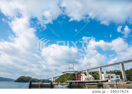 しまなみ海道 大島の下田水港から見た来島海峡大橋 しまなみ海道 大島の下田水港から見た来島海峡大橋 39037624