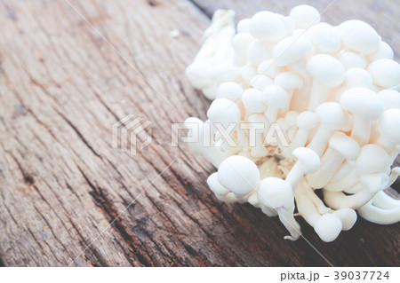 White shimeji on wooden table, Healthy food White shimeji on wooden table, Healthy food 39037724