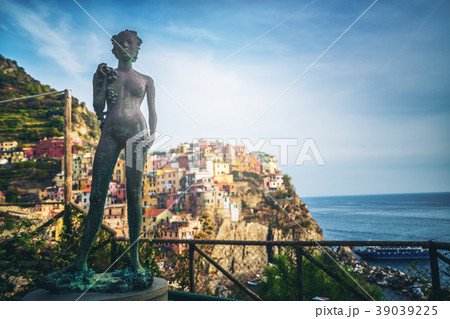 The Lady of the Grapes statue, Cinque Terre, Italy The Lady of the Grapes statue, Cinque Terre, Italy 39039225