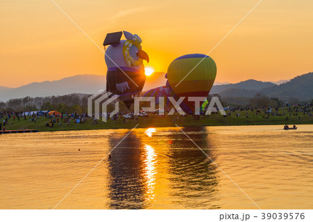 colorful balloons in sweet sunset 39039576