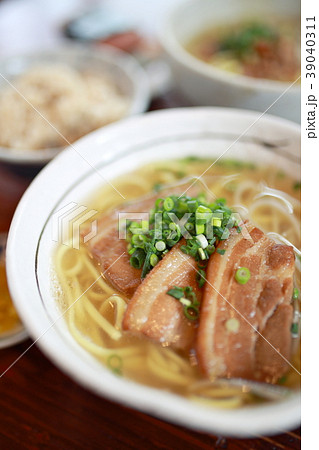 沖縄そば (八重山そば 琉球料理 名物 食べ物 食事 ご当地グルメ 郷土料理 三枚肉 豚バラ 麺類) 39040311