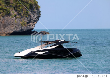Speed tour boat with strangely shape in the sea 39040561