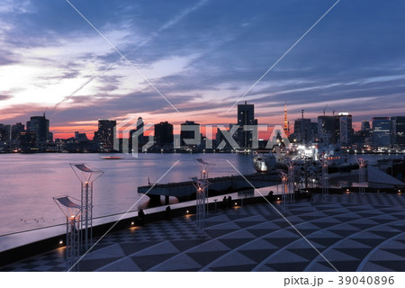 晴海ふ頭客船ターミナルからの東京湾と海岸の夕景 39040896