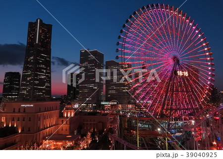観覧車がライトアップされたみなとみらいのトワイライトの写真素材