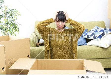 困った表情の女性の引っ越しシーン 39041093